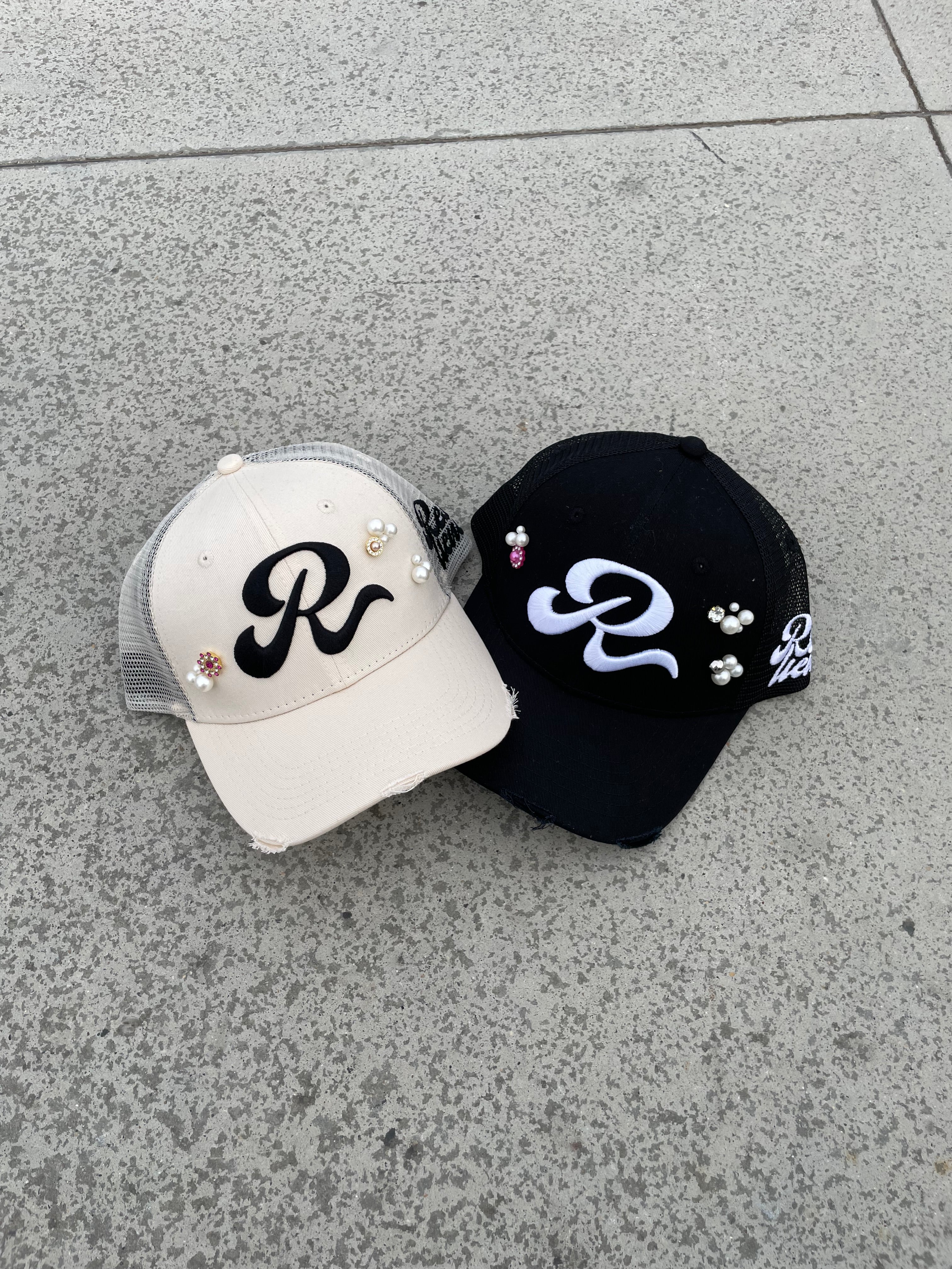 Trucker hat con perline color crema