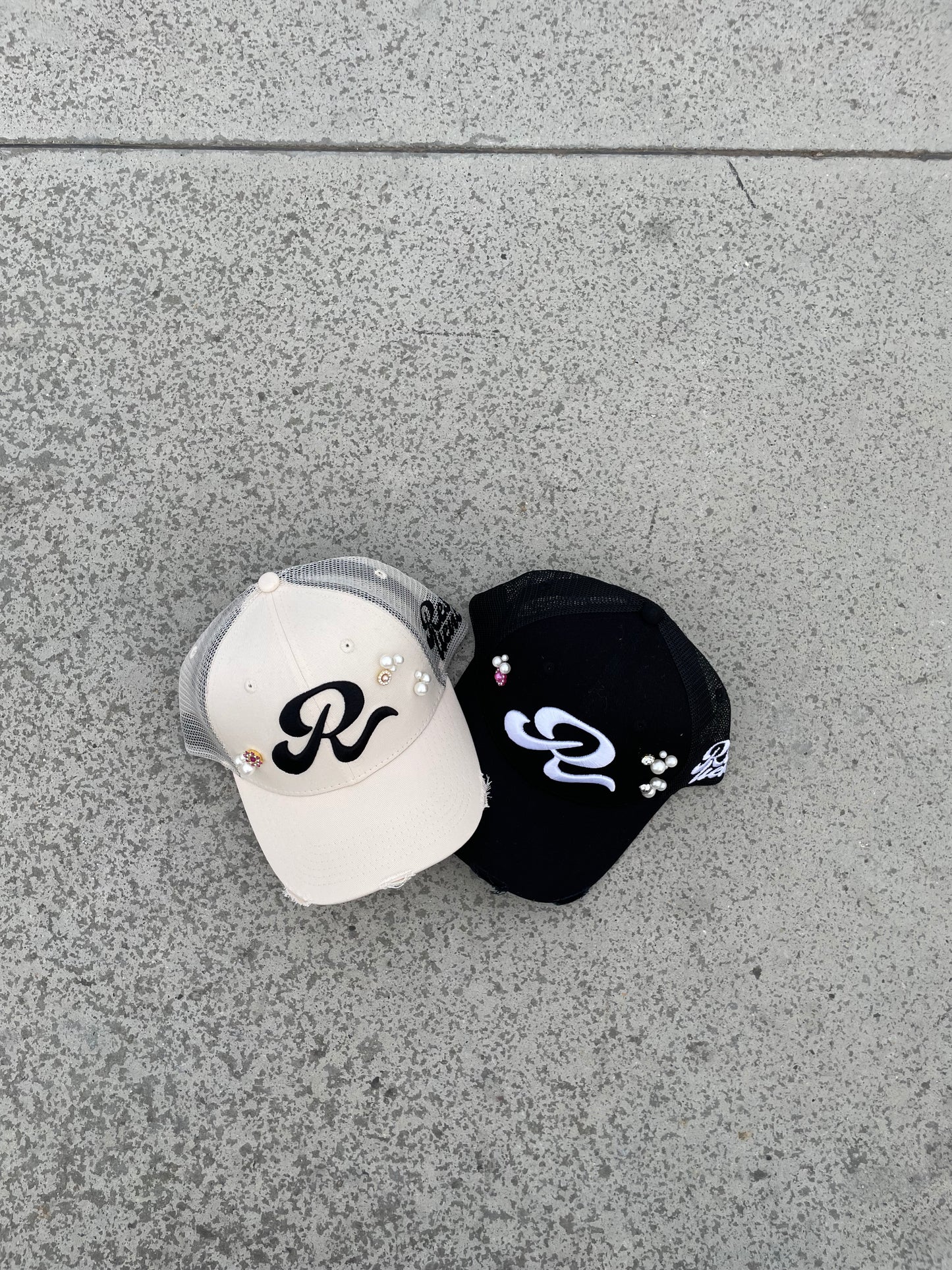 Cream Trucker hat con perline