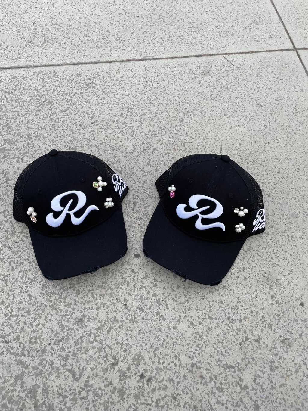 Trucker hat con perline colore nero